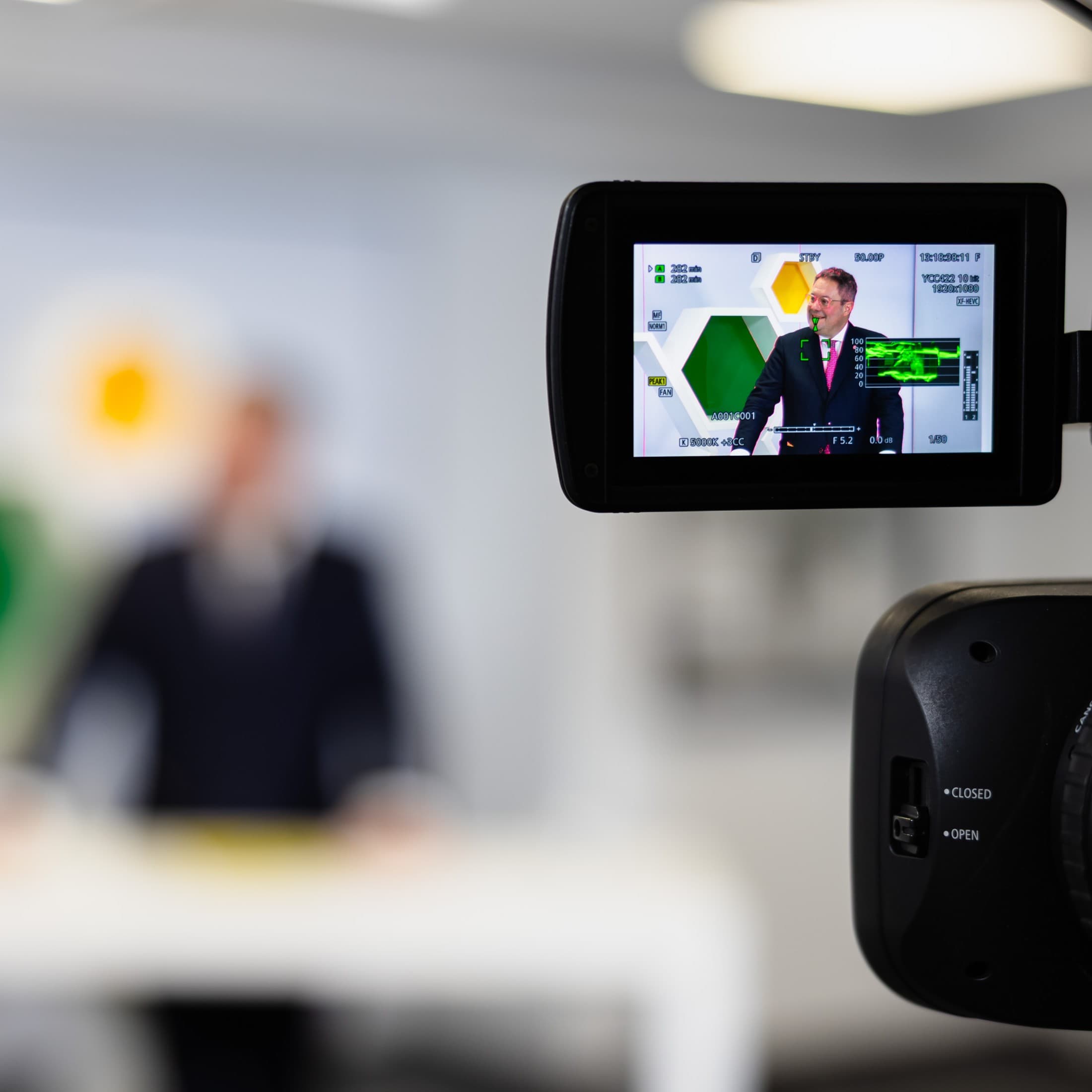 Blick auf das Display einer Kamera, die eine Pressekonferenz mitfilmt