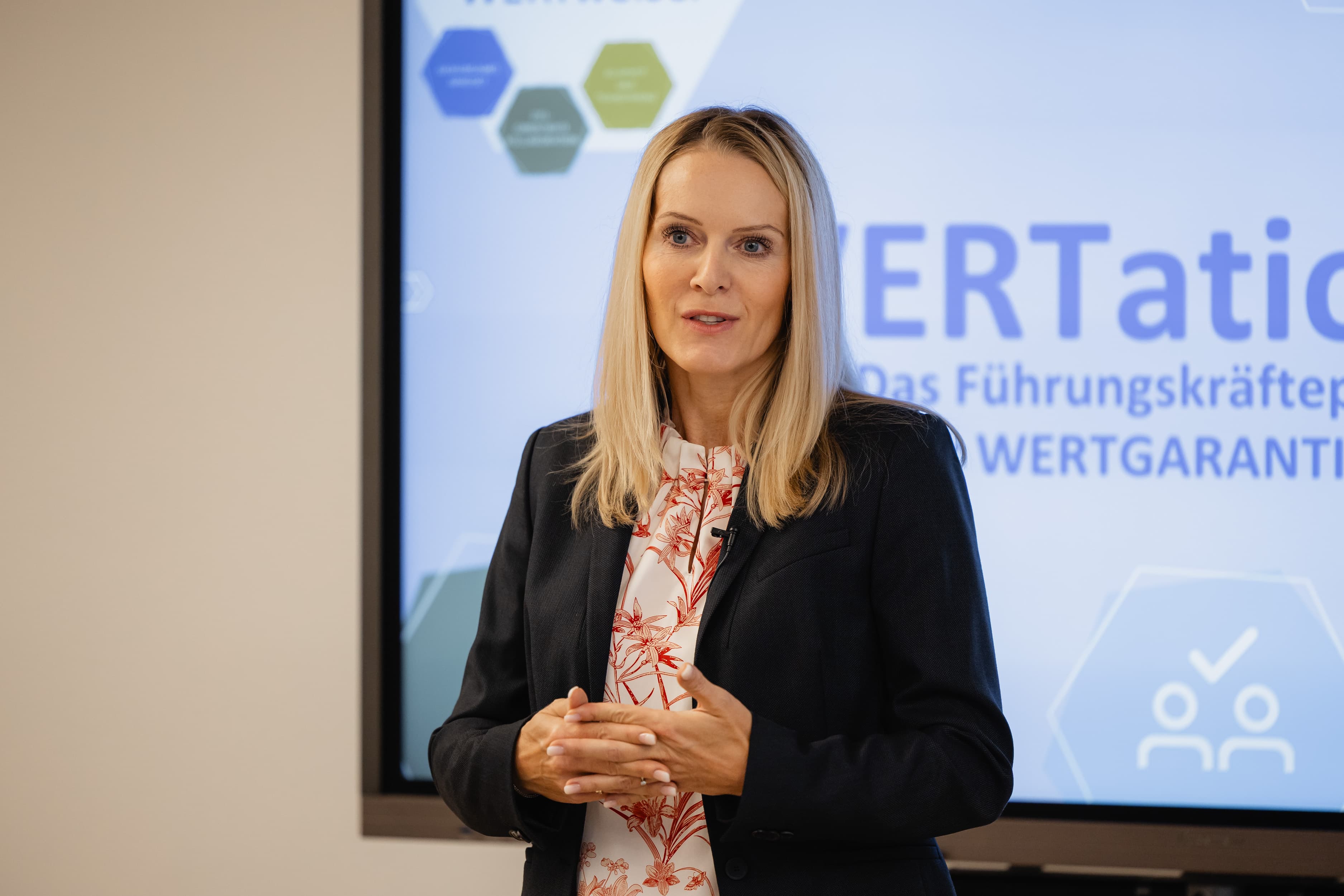 Unsere Vorständin der WERTGARANTIE Group Susann Richter bei einem Vortrag zu unseren Führungsprinzipien.