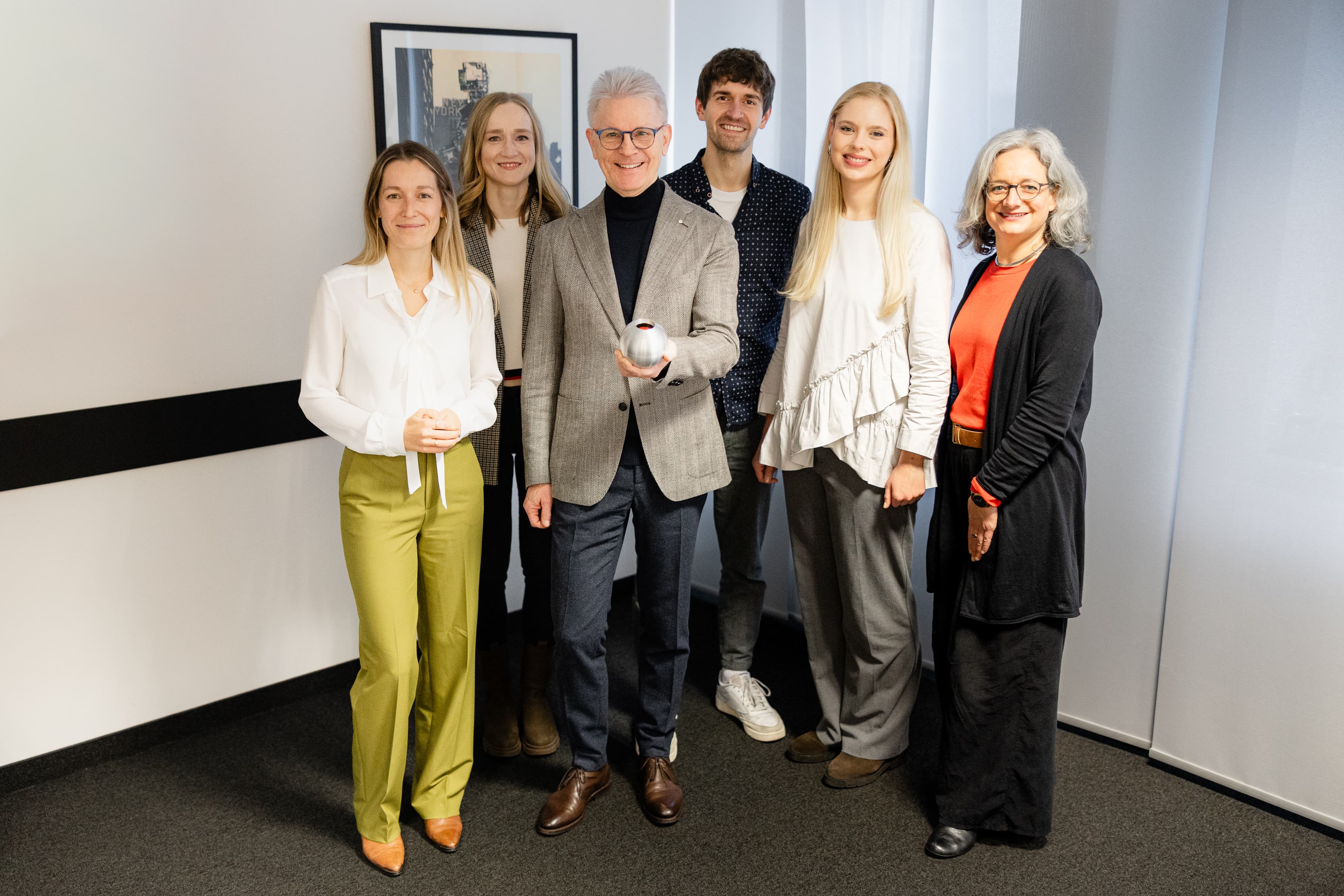 Das Team Nachhaligkeitsmanagement der WERTGARANTIE Group zusammen mit Vorstandmitglied Konrad Lehmann und dem Deutschen Nachhaltigkeitspreis.