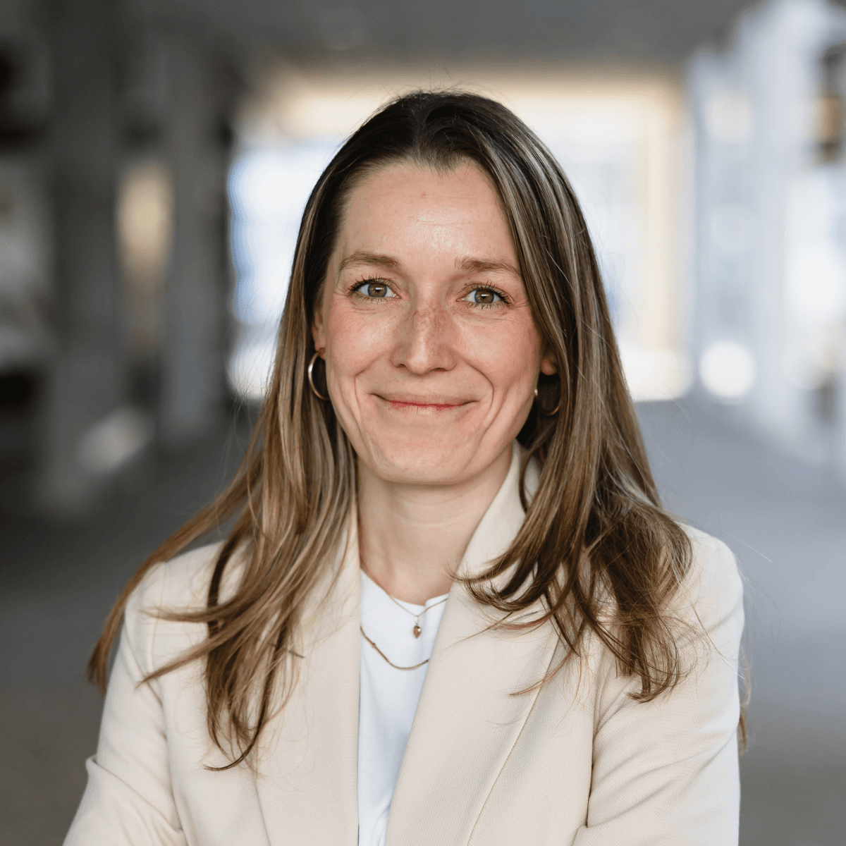 Porträtfoto von Nina Ruhnow unserer Abteilungsleiterin im Nachhaltigkeitsmanagement.