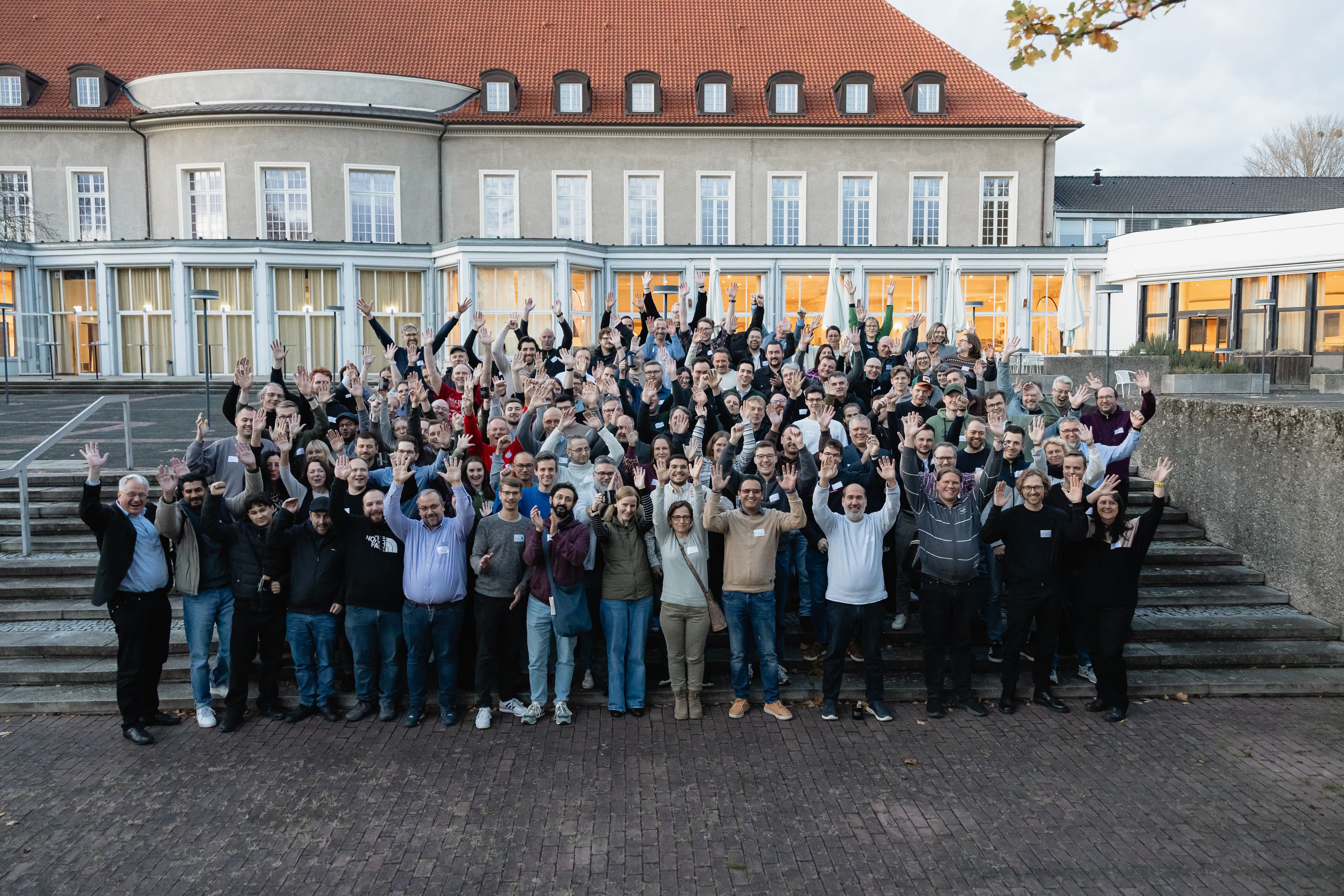 Gruppenfoto unsere gesamten IT-Bereiches mit 130 Kolleginnen und Kollegen.