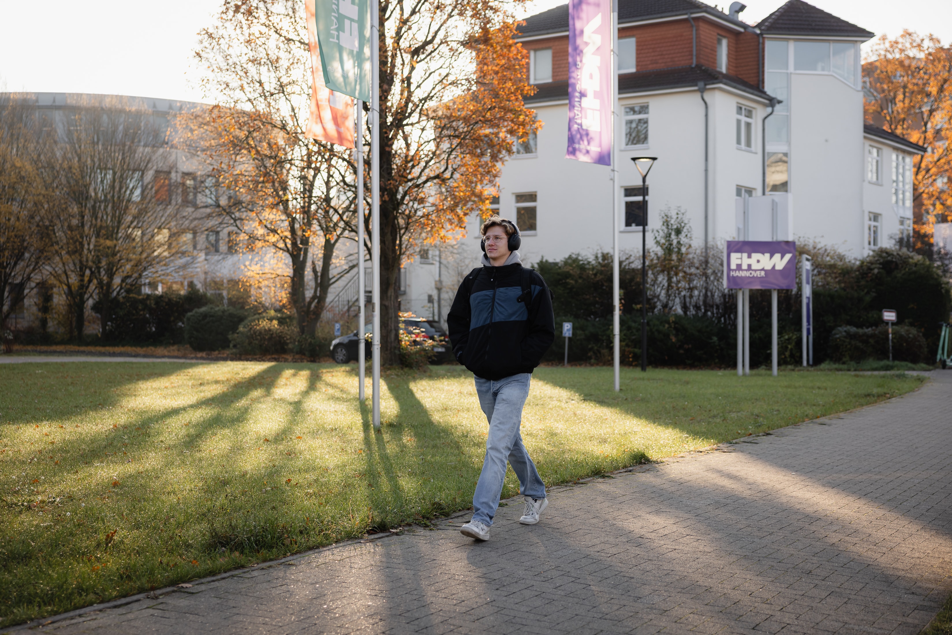 Unser Dualer Student Marcel Anker auf dem Weg zur Hochschule FHDW in Hannover.